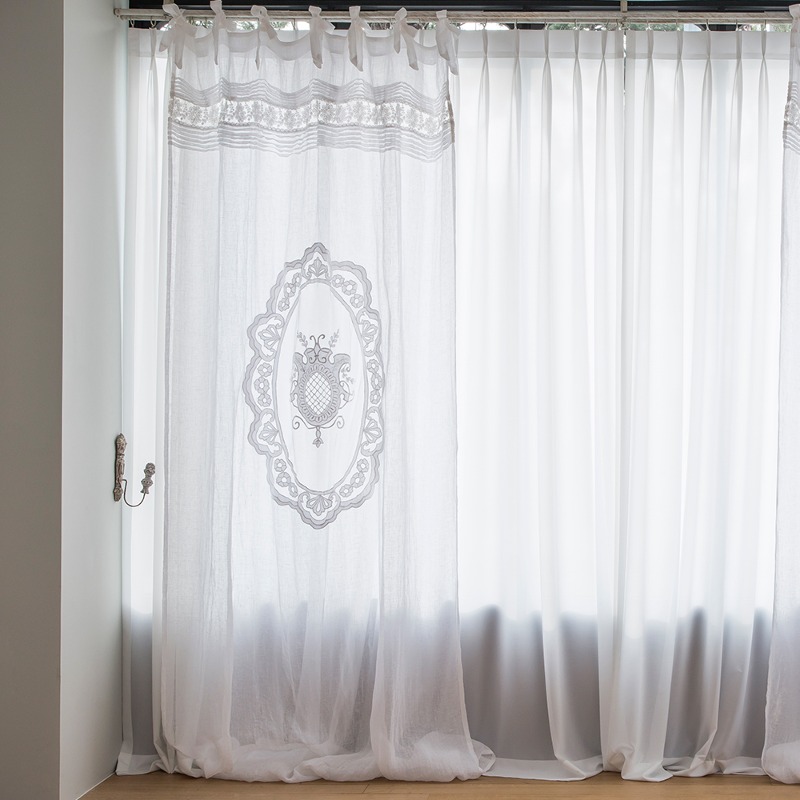 embroidered curtain royal (white)